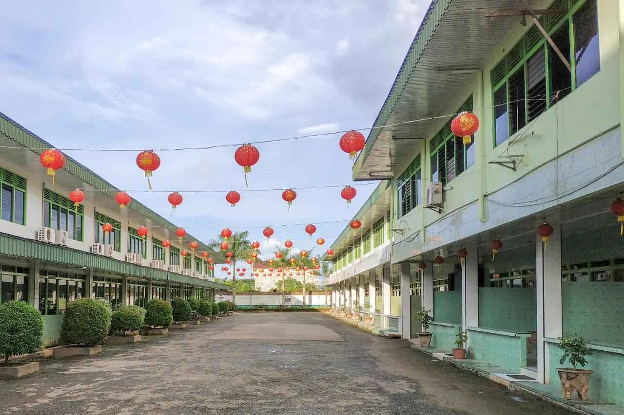 OYO 3098 Hotel Sahabat Baru Singkawang Luaran gambar