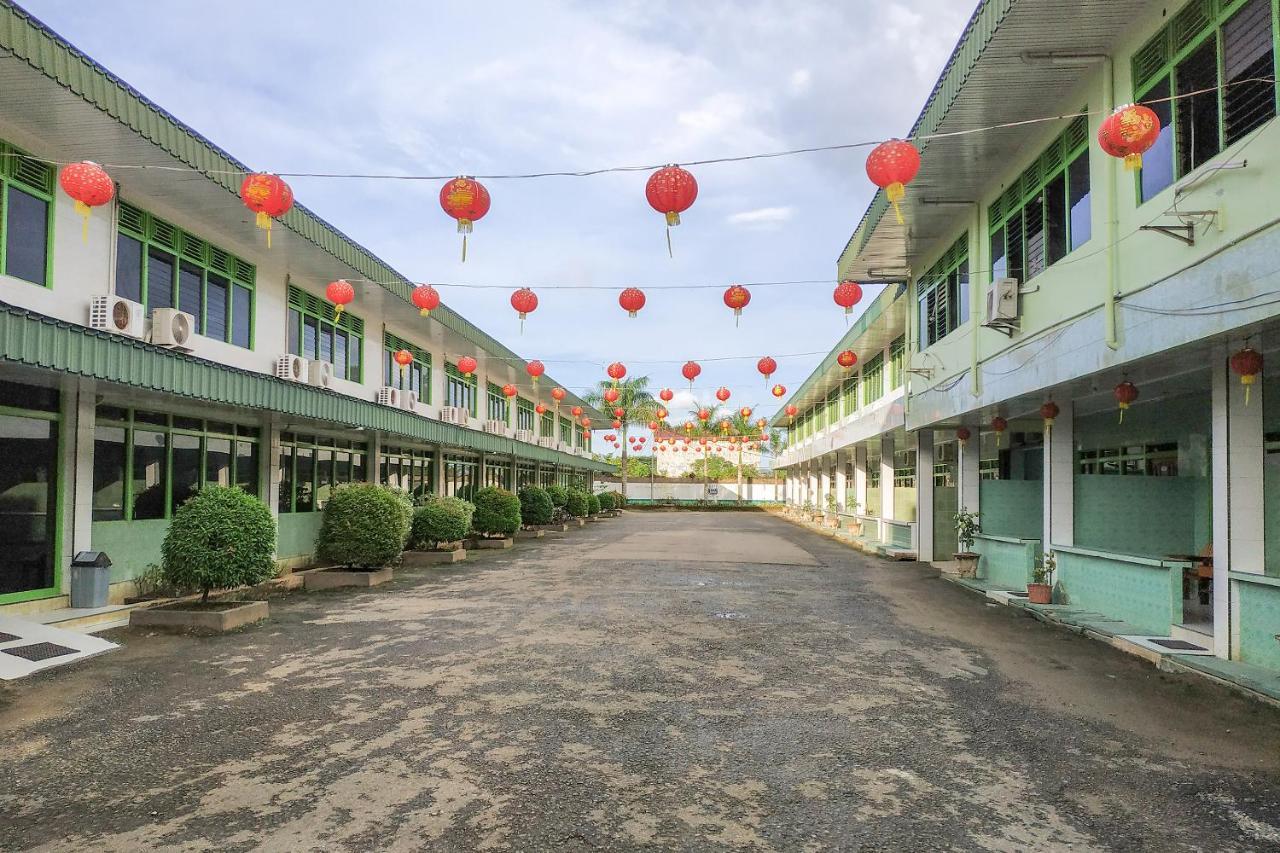 OYO 3098 Hotel Sahabat Baru Singkawang Luaran gambar